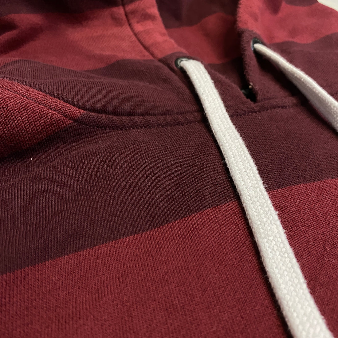 SUDADERA CON CAPUCHA VANS BURDEOS CON RAYAS