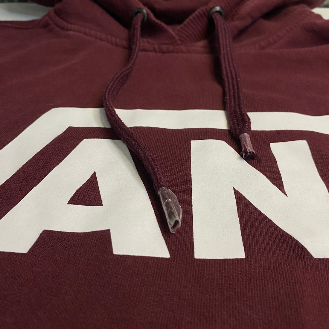 SUDADERA CON CAPUCHA VANS BURDEOS LISA