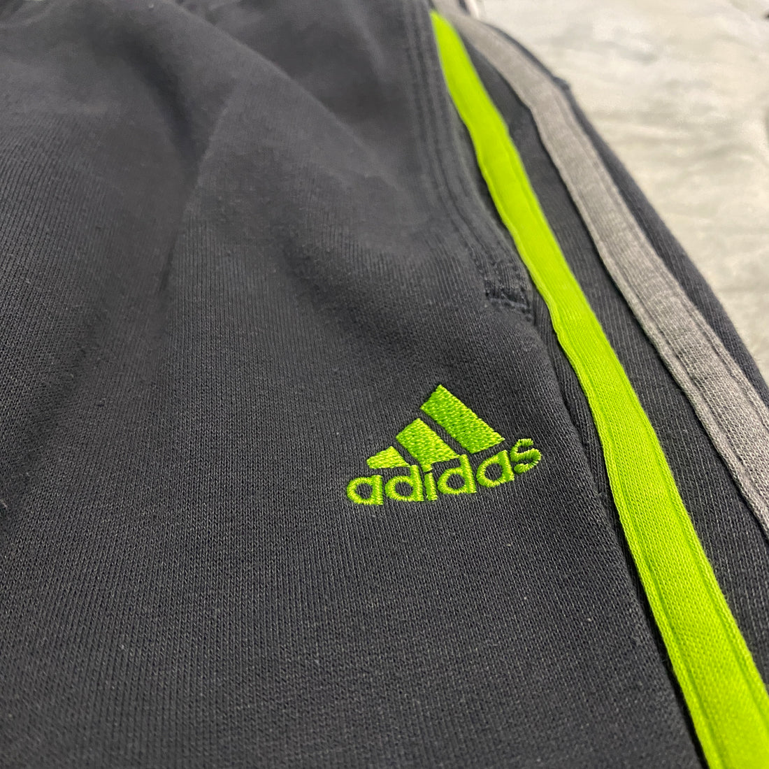 CHÁNDAL LARGO ADIDAS GRIS OSCURO CON VERDE NEÓN