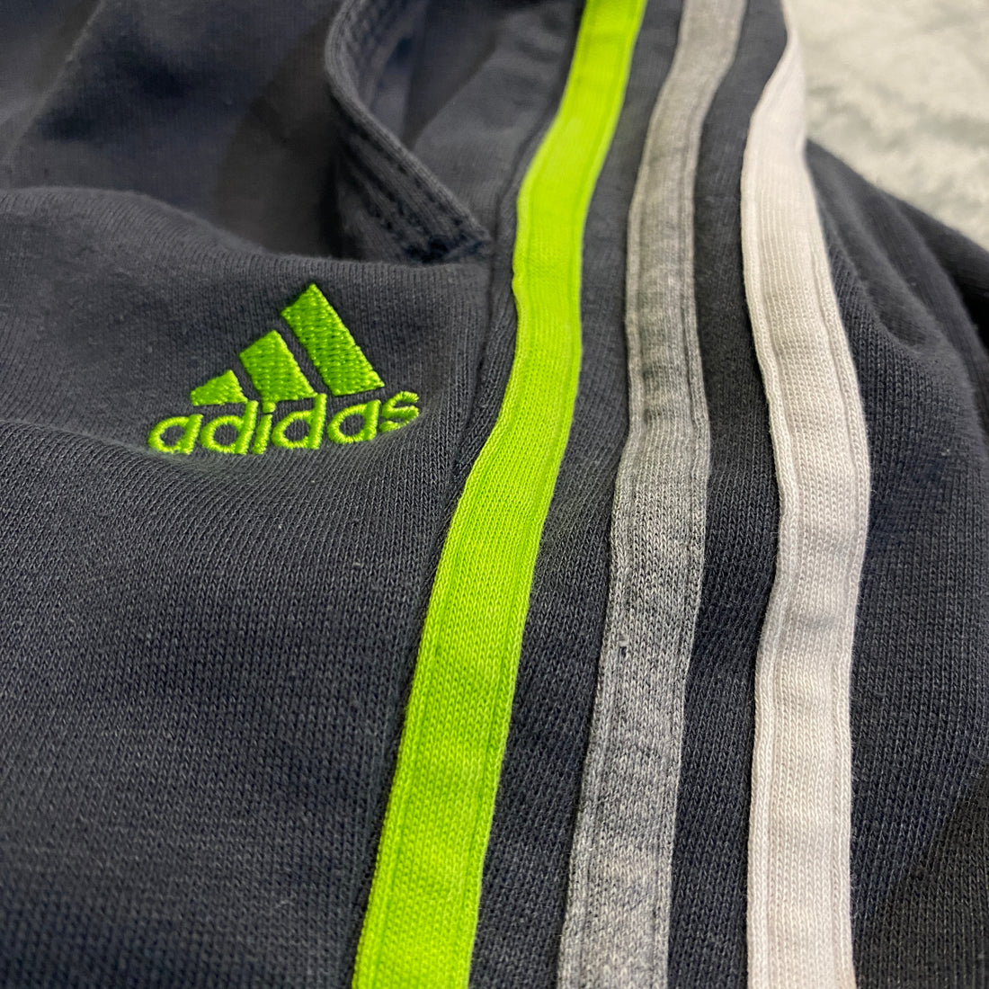CHÁNDAL LARGO ADIDAS GRIS OSCURO CON VERDE NEÓN