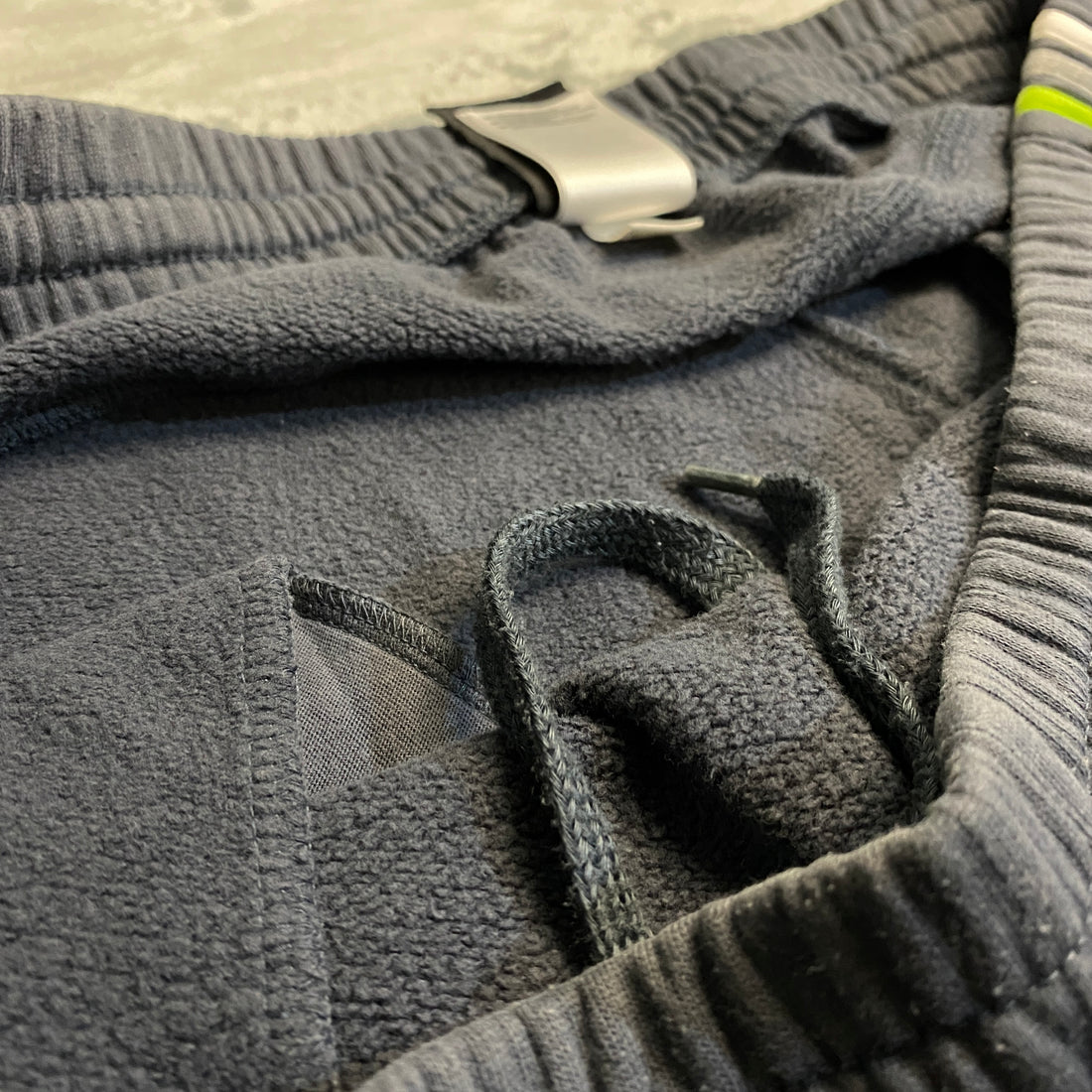 CHÁNDAL LARGO ADIDAS GRIS OSCURO CON VERDE NEÓN