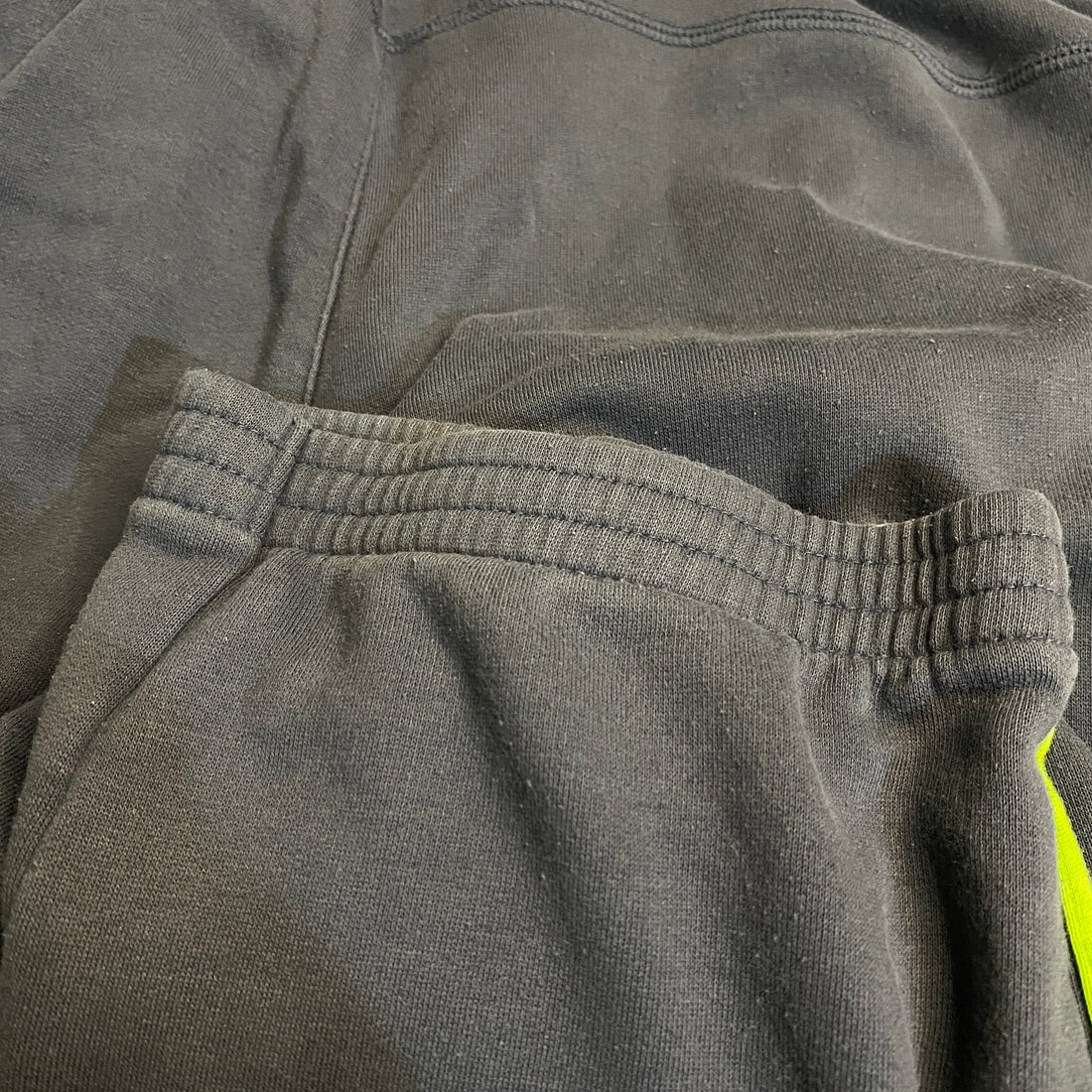 CHÁNDAL LARGO ADIDAS GRIS OSCURO CON VERDE NEÓN