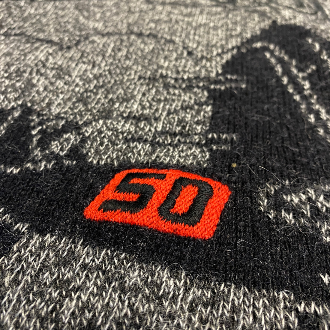 JERSEY OVERSIZE MANDI GRIS CON NEGRO Y ROJO