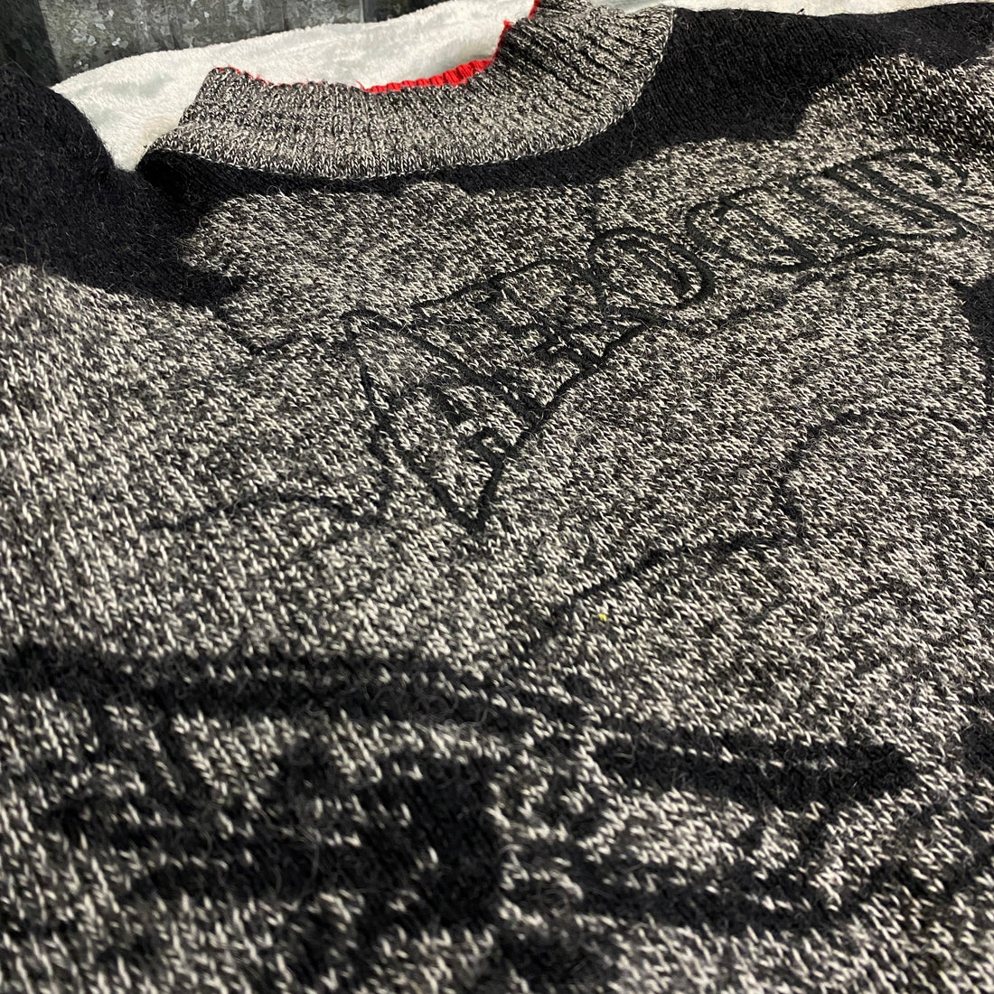 JERSEY OVERSIZE MANDI GRIS CON NEGRO Y ROJO