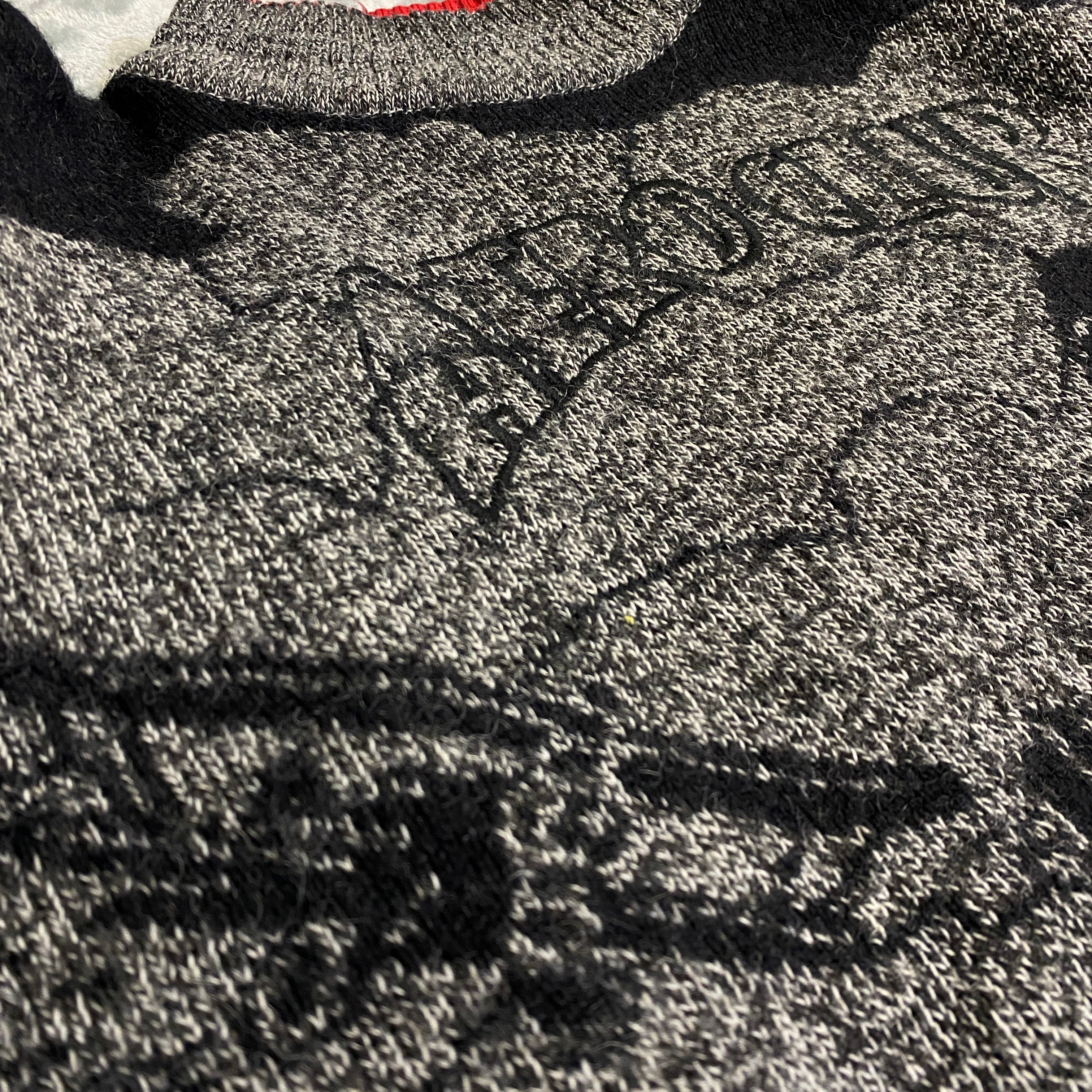 JERSEY OVERSIZE MANDI GRIS CON NEGRO Y ROJO