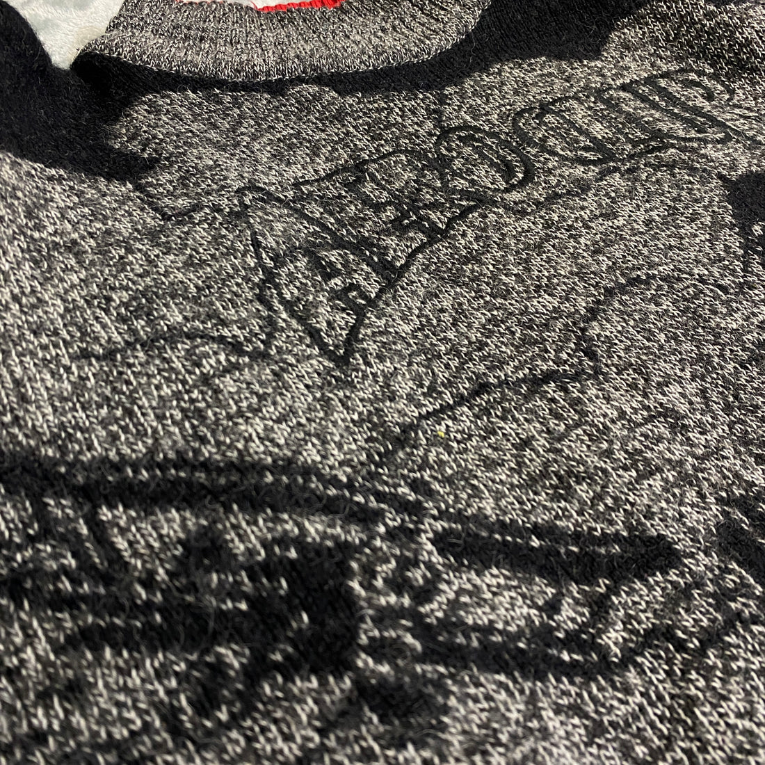 JERSEY OVERSIZE MANDI GRIS CON NEGRO Y ROJO