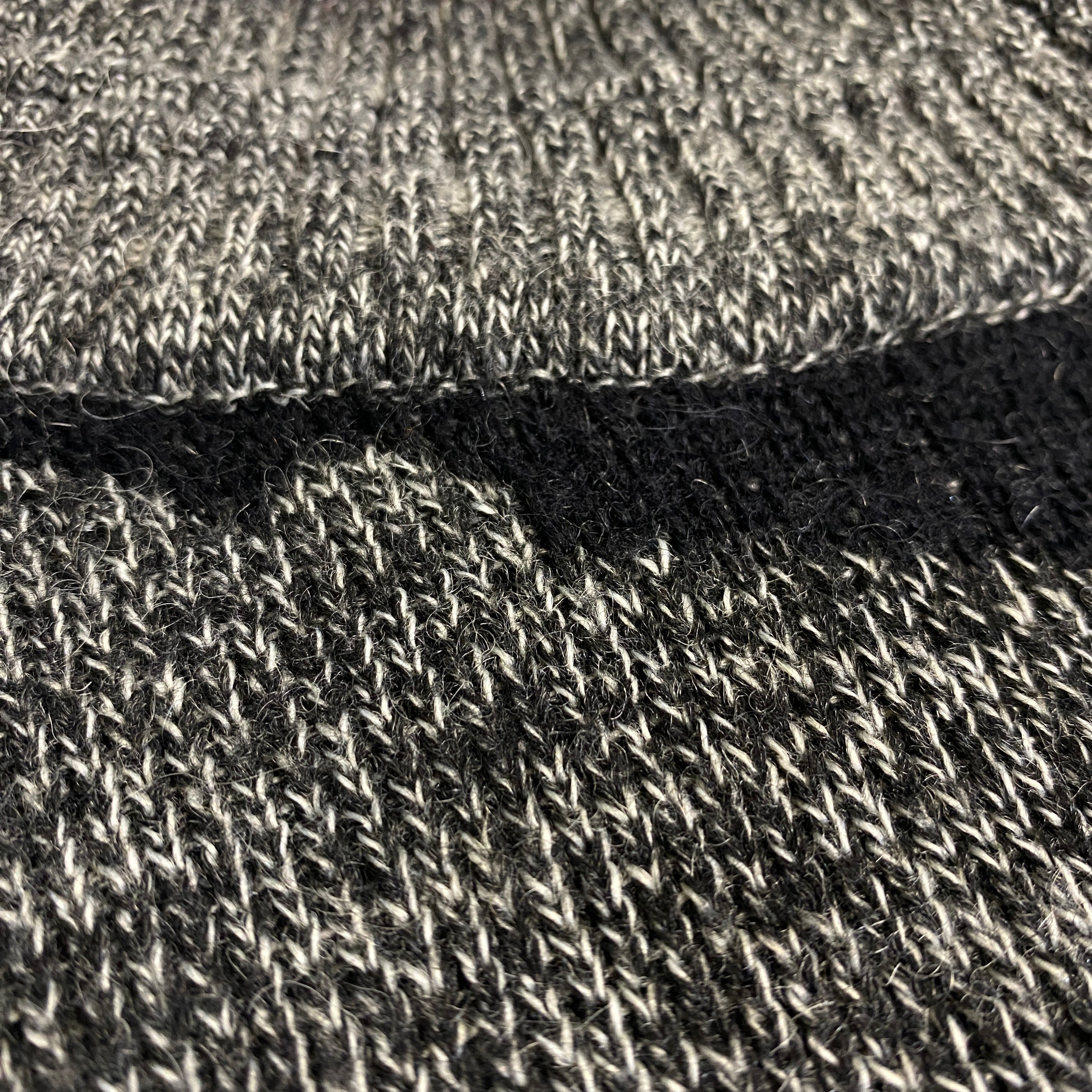 JERSEY OVERSIZE MANDI GRIS CON NEGRO Y ROJO