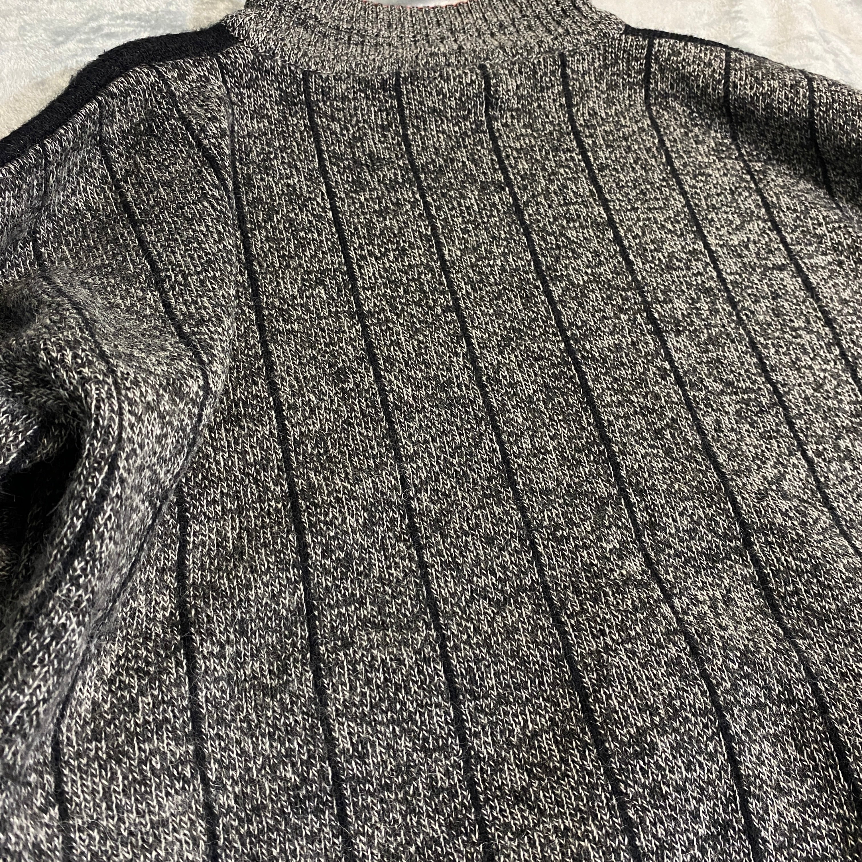 JERSEY OVERSIZE MANDI GRIS CON NEGRO Y ROJO