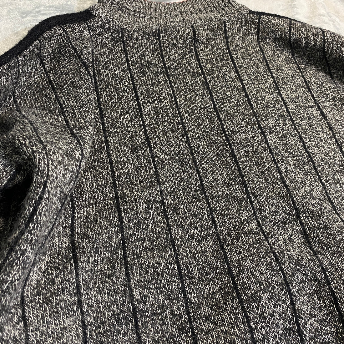 JERSEY OVERSIZE MANDI GRIS CON NEGRO Y ROJO