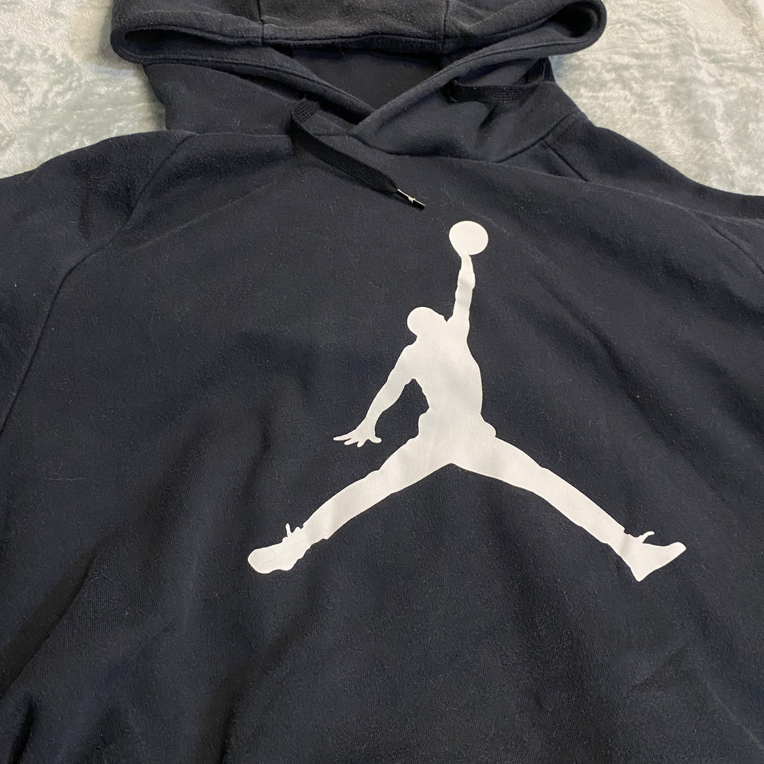 SUDADERA JORDAN NEGRO CON SILUETA ICONICA