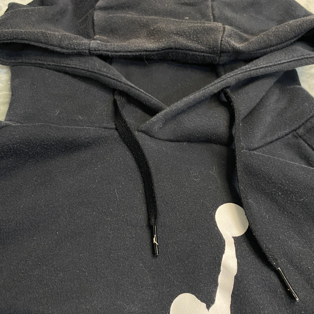 SUDADERA JORDAN NEGRO CON SILUETA ICONICA