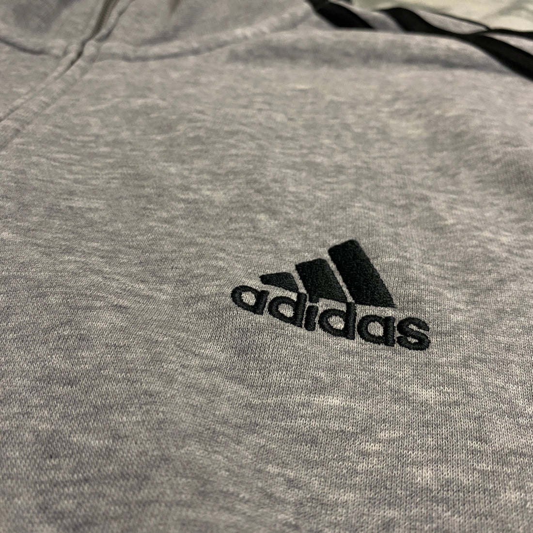 CHAQUETA ADIDAS GRIS CON TRES RAYAS NEGRAS