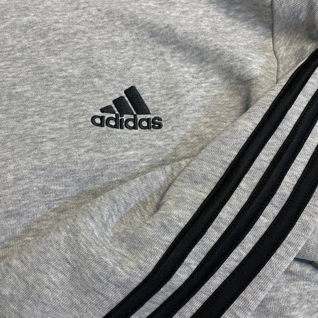 CHAQUETA ADIDAS GRIS CON TRES RAYAS NEGRAS