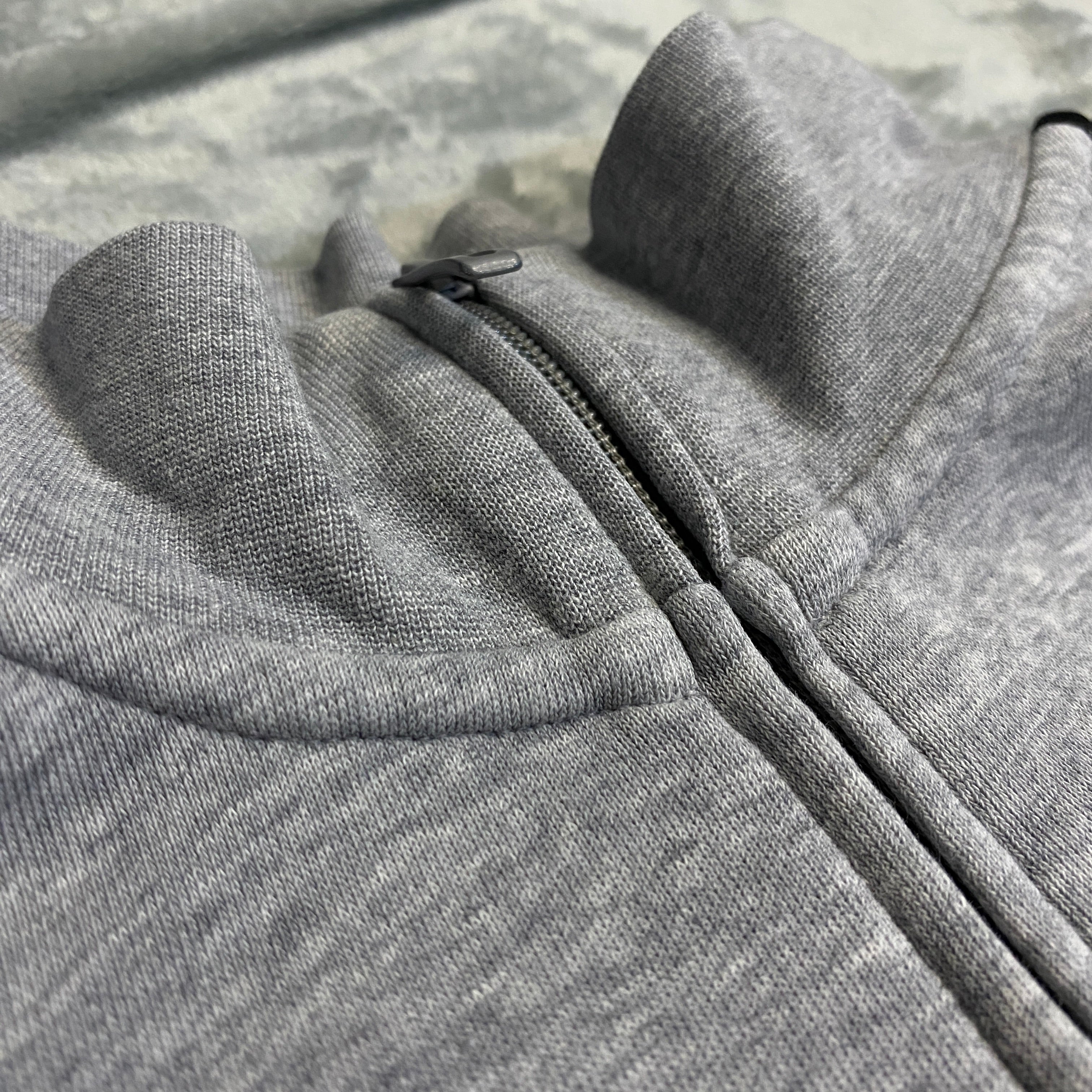 CHAQUETA ADIDAS GRIS CON TRES RAYAS NEGRAS