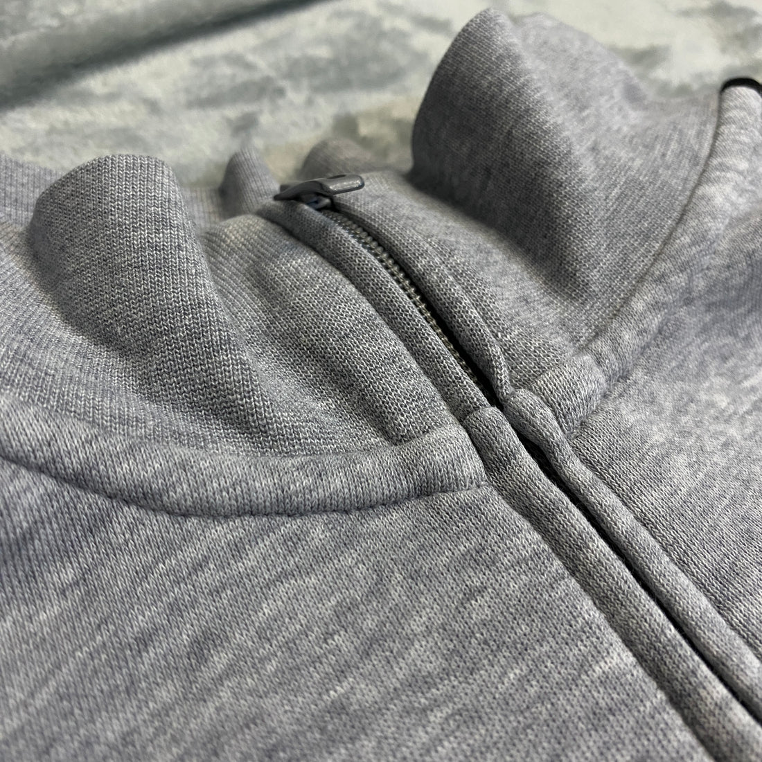 CHAQUETA ADIDAS GRIS CON TRES RAYAS NEGRAS