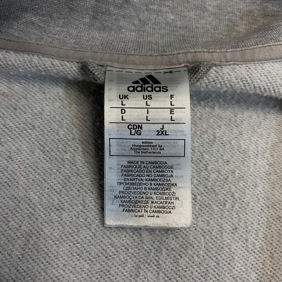 CHAQUETA ADIDAS GRIS CON TRES RAYAS NEGRAS