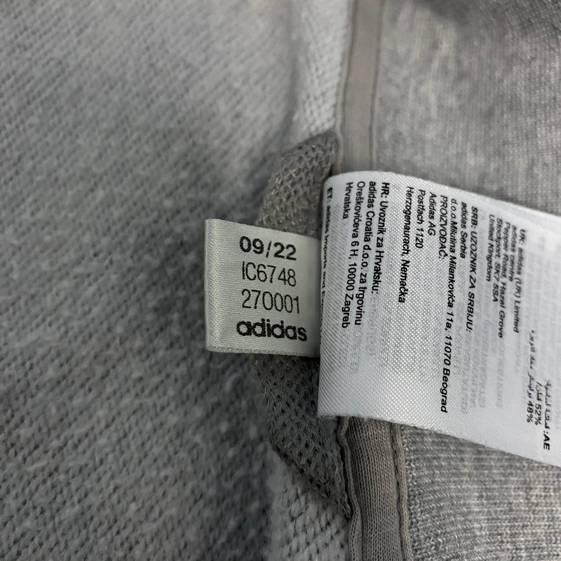 CHAQUETA ADIDAS GRIS CON TRES RAYAS NEGRAS