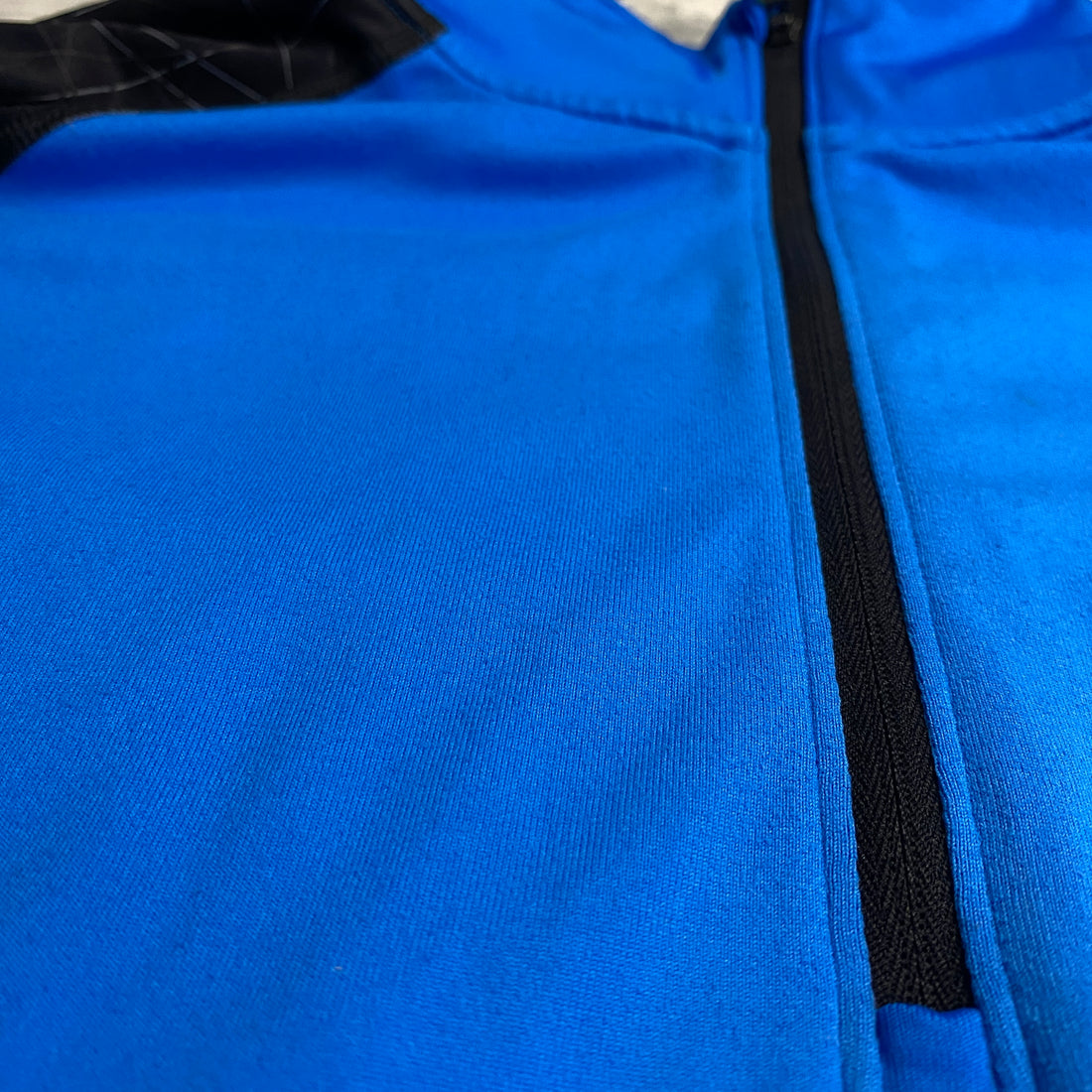 SUDADERA UNDER ARMOUR AZUL ELÉCTRICO