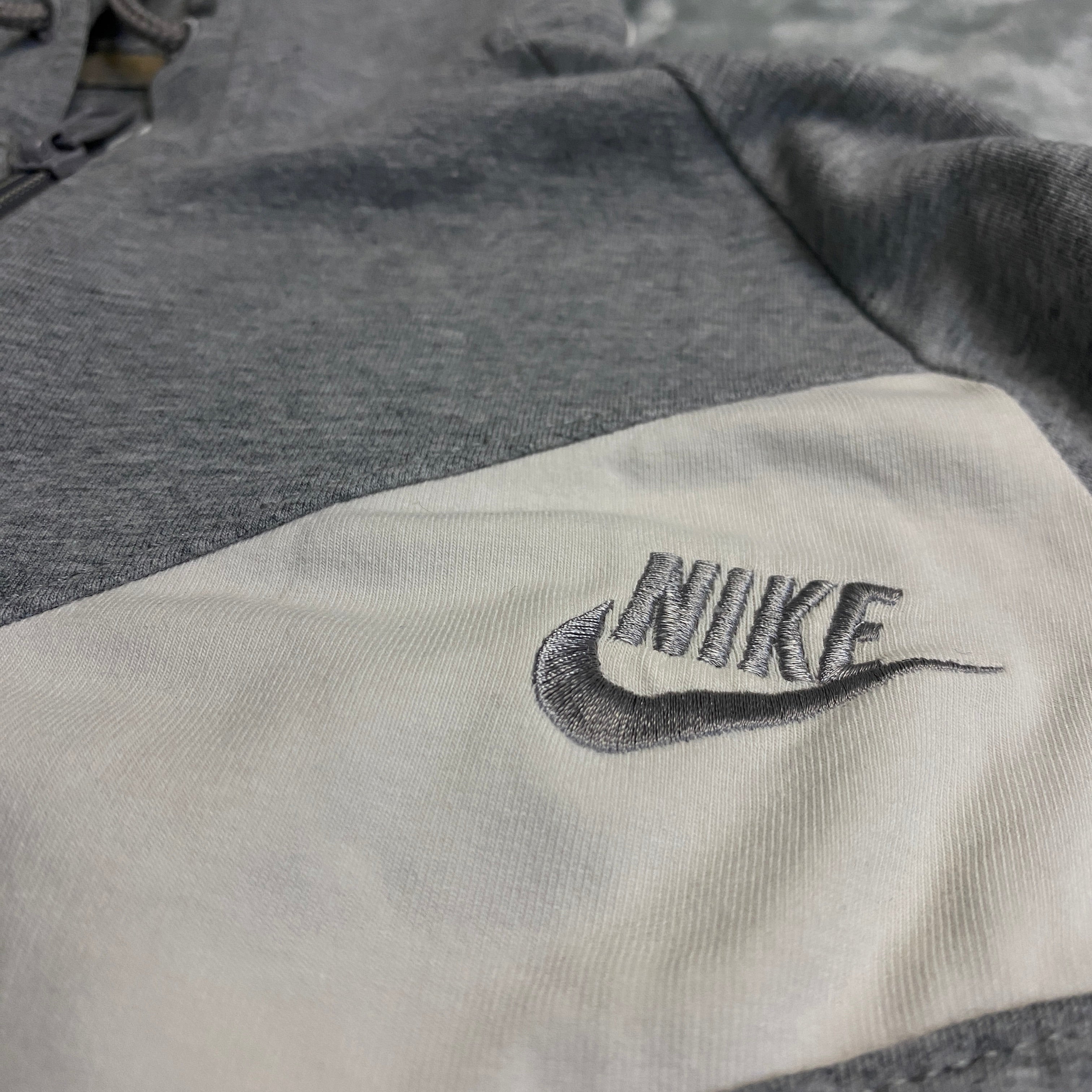 CHAQUETA NIKE GRIS CLARO CON BLANCO
