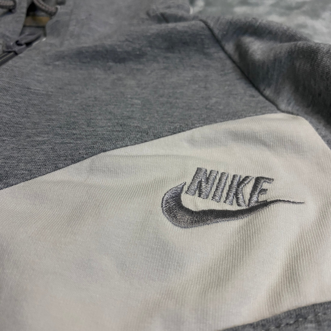 CHAQUETA NIKE GRIS CLARO CON BLANCO