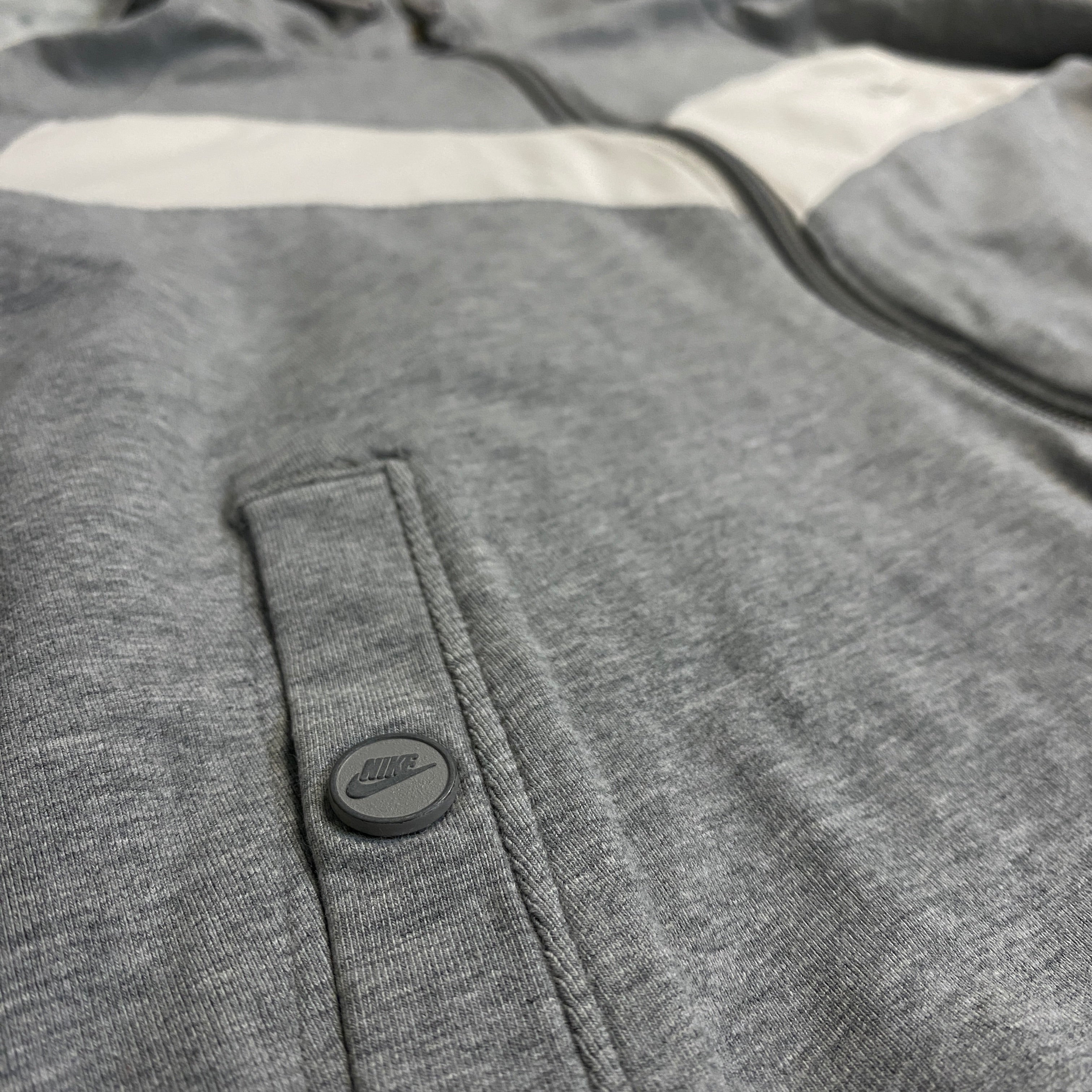 CHAQUETA NIKE GRIS CLARO CON BLANCO