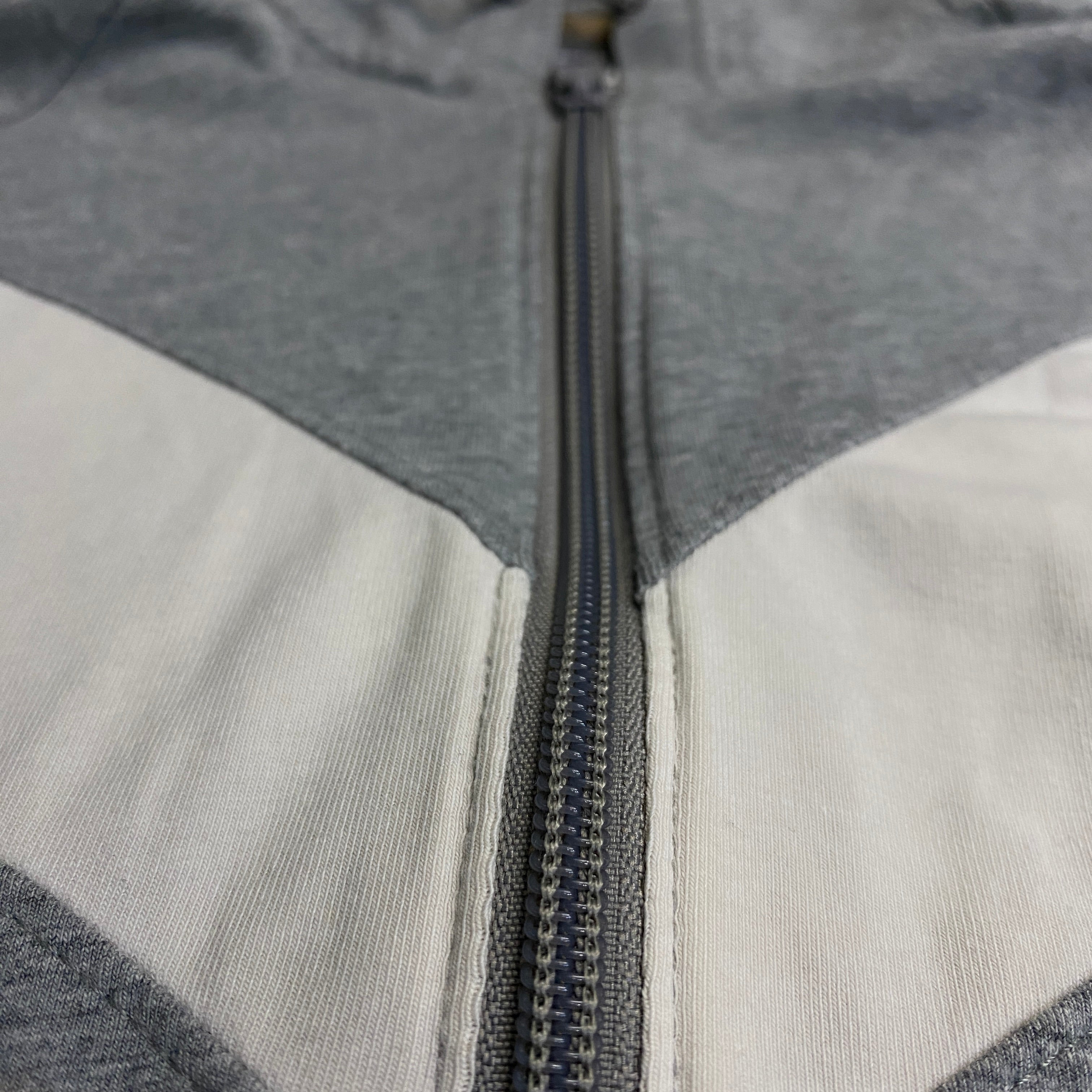 CHAQUETA NIKE GRIS CLARO CON BLANCO