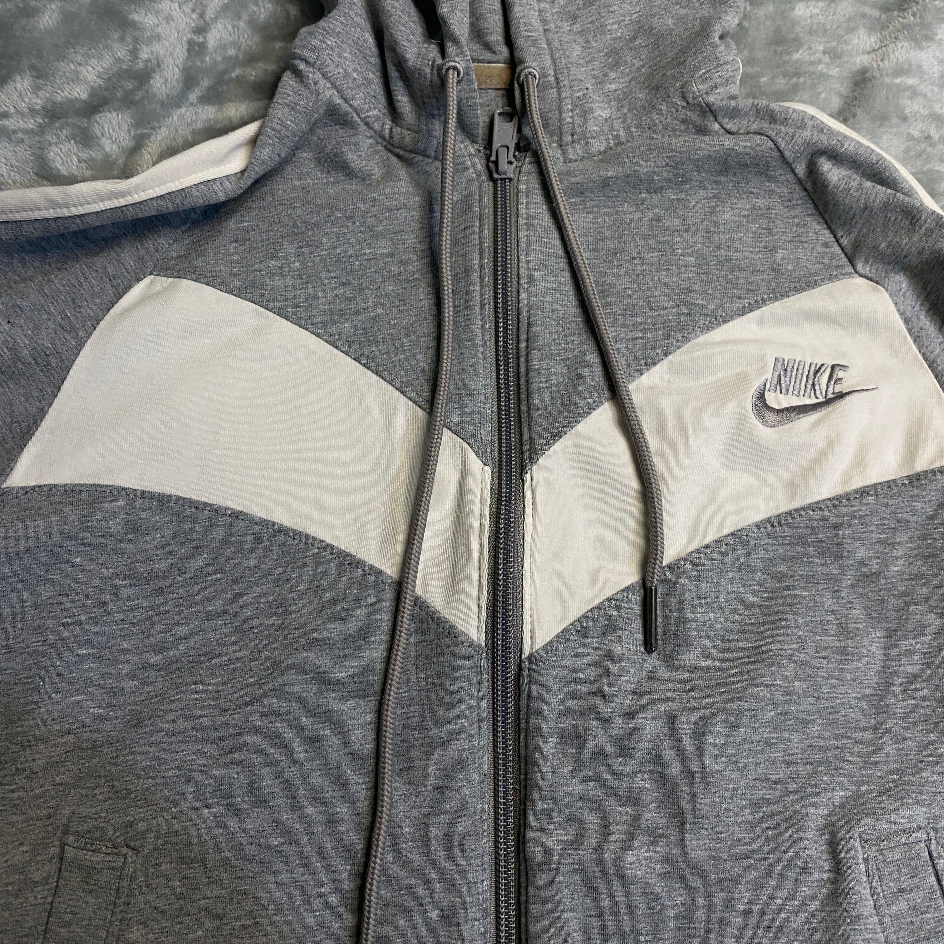 CHAQUETA NIKE GRIS CLARO CON BLANCO
