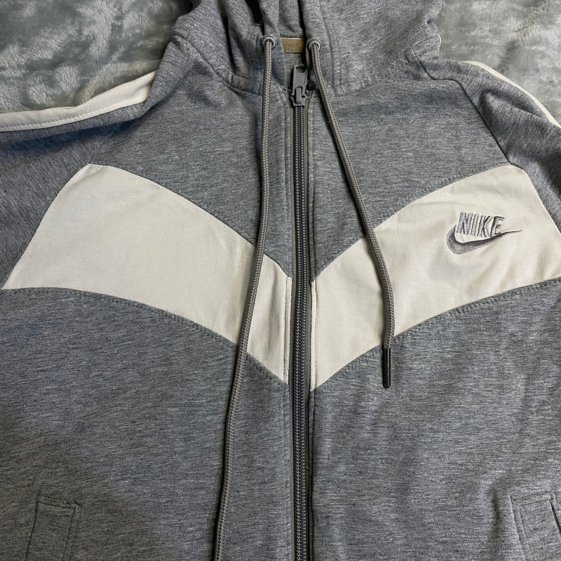 CHAQUETA NIKE GRIS CLARO CON BLANCO