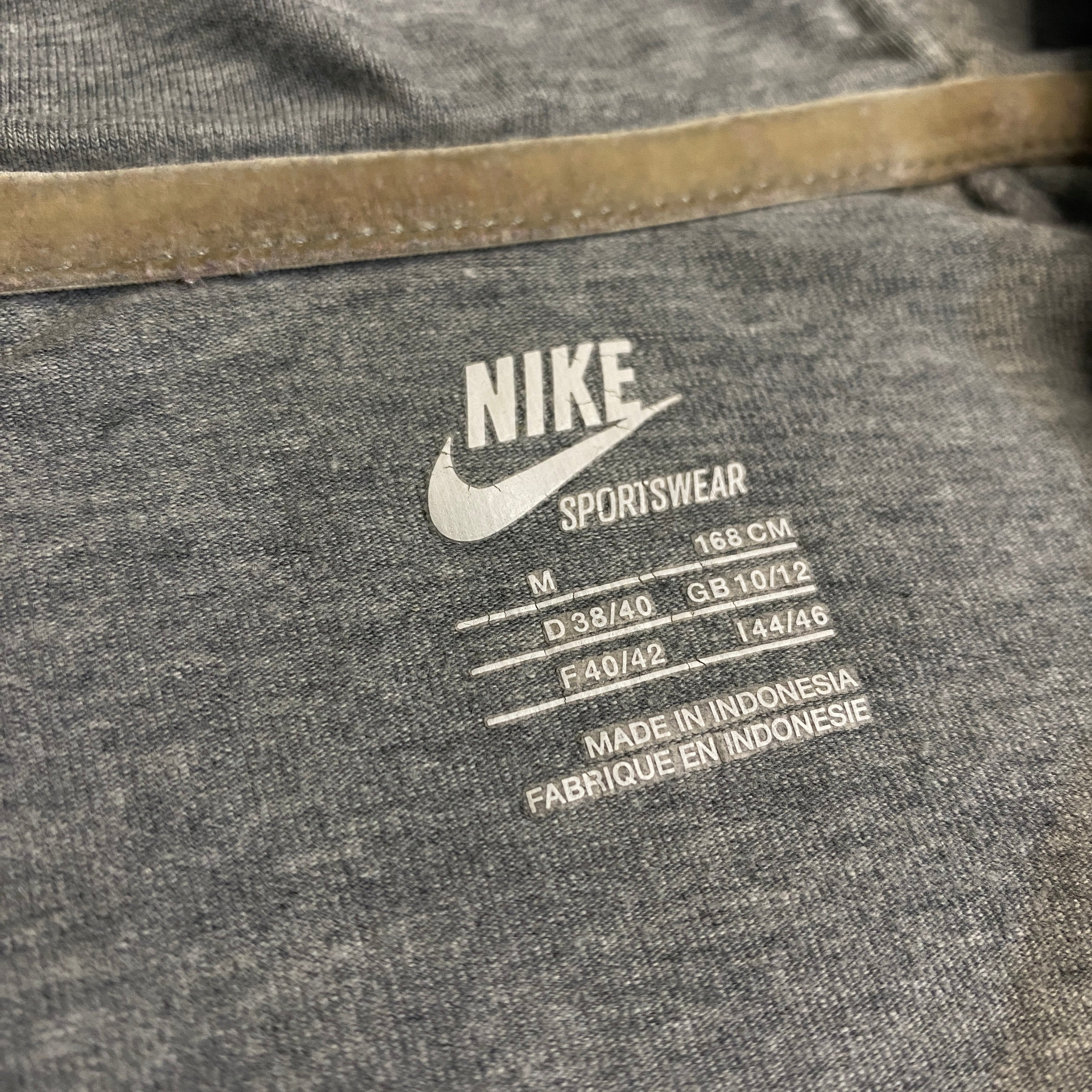 CHAQUETA NIKE GRIS CLARO CON BLANCO