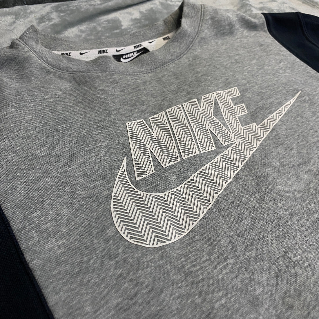 SUDADERA NIKE GRIS CLARO CON PANEL BLANCO