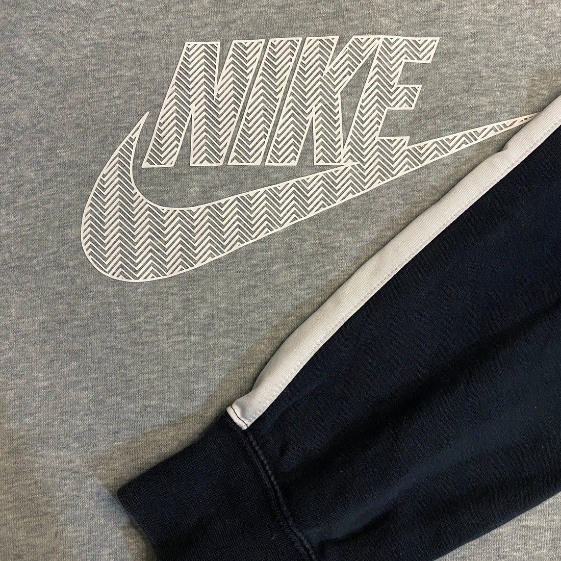SUDADERA NIKE GRIS CLARO CON PANEL BLANCO