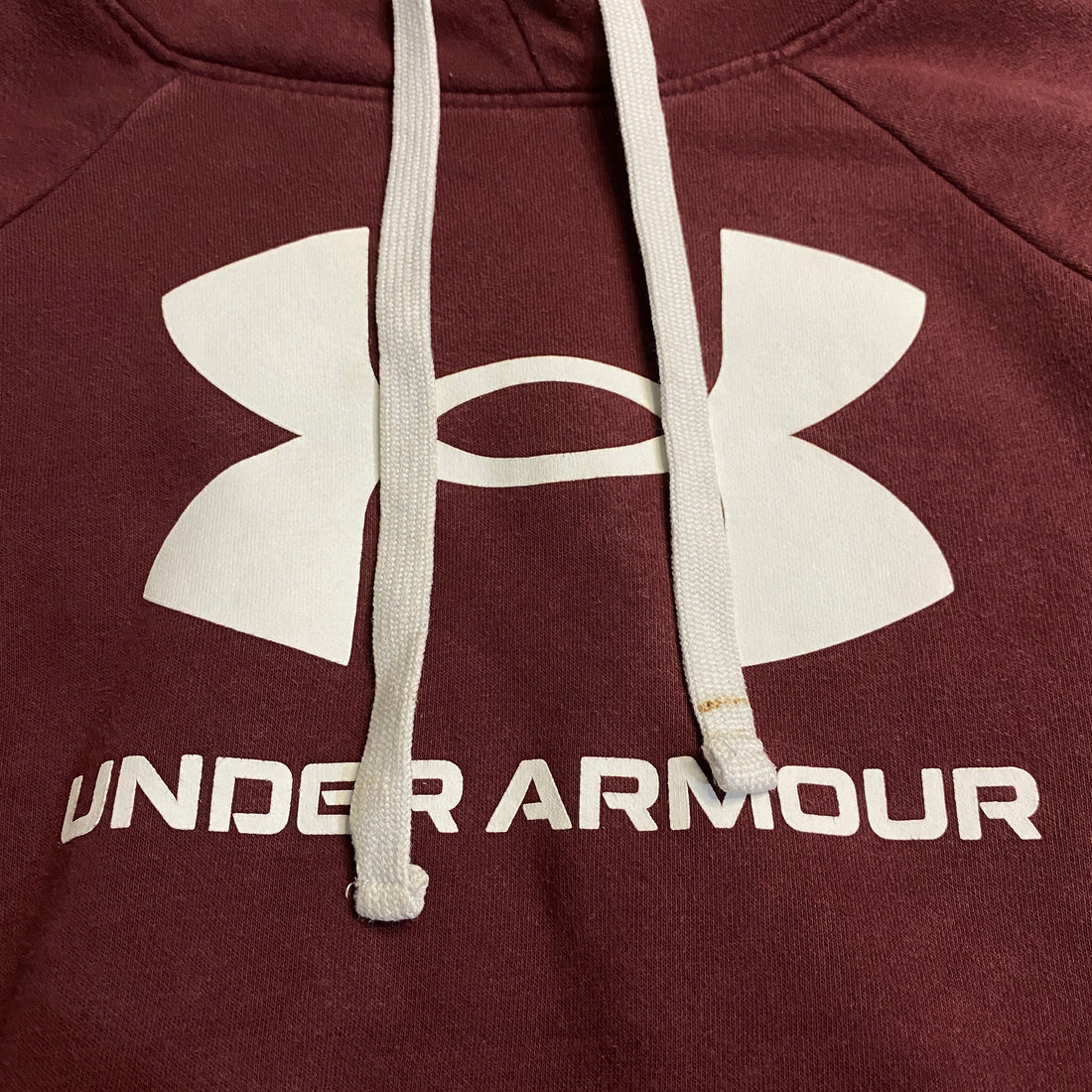 SUDADERA UNDER ARMOUR COLOR VINO