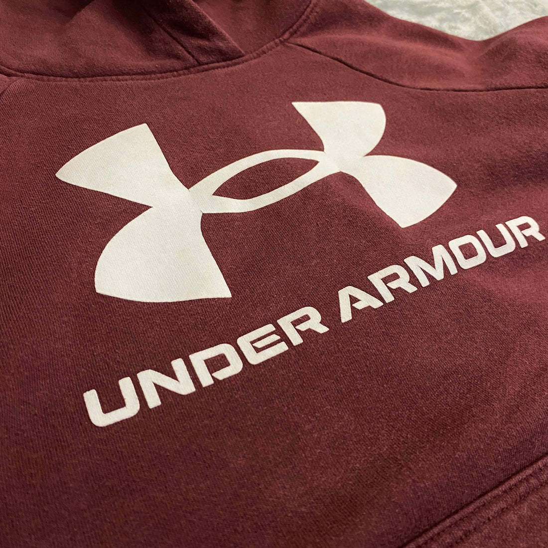SUDADERA UNDER ARMOUR COLOR VINO