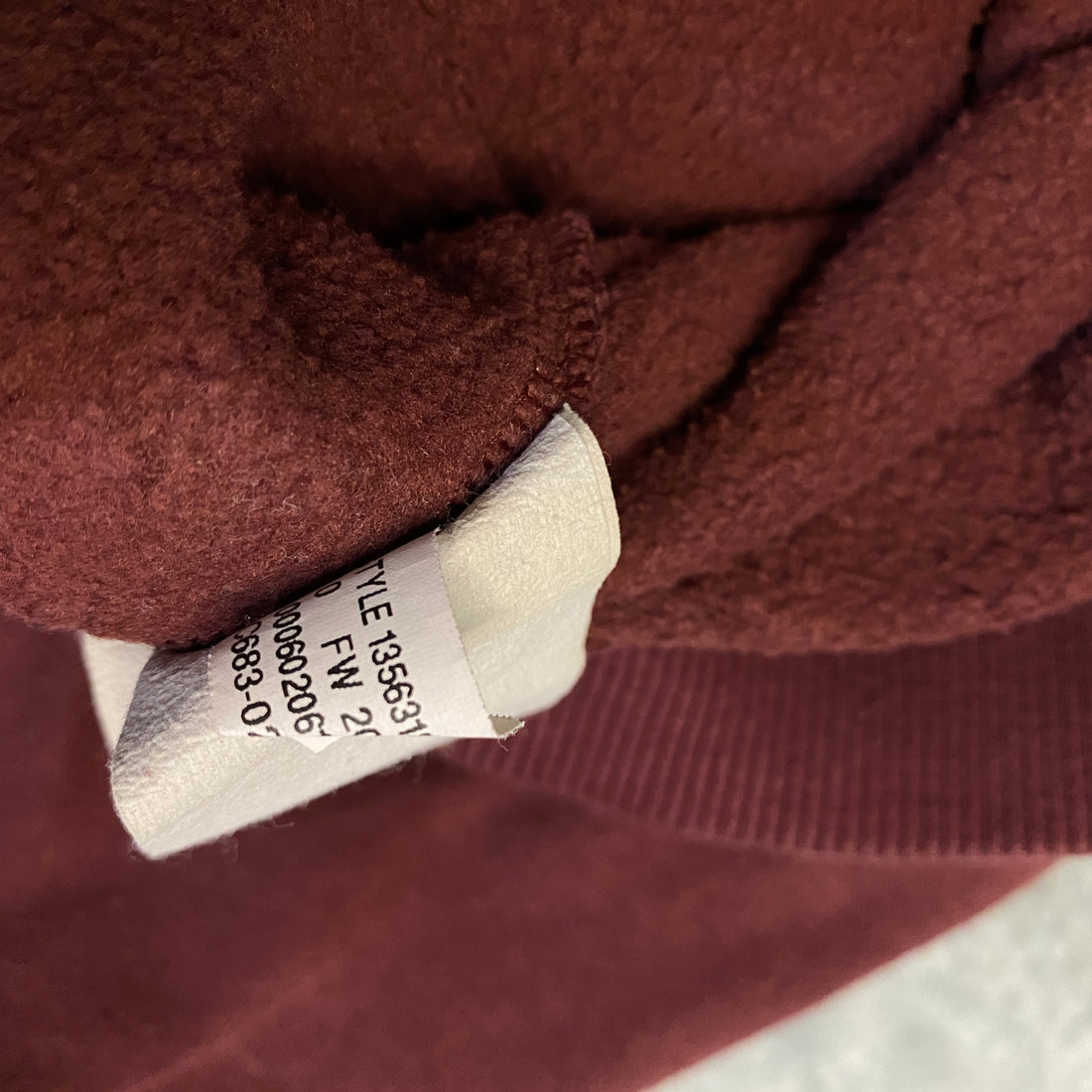 SUDADERA UNDER ARMOUR COLOR VINO