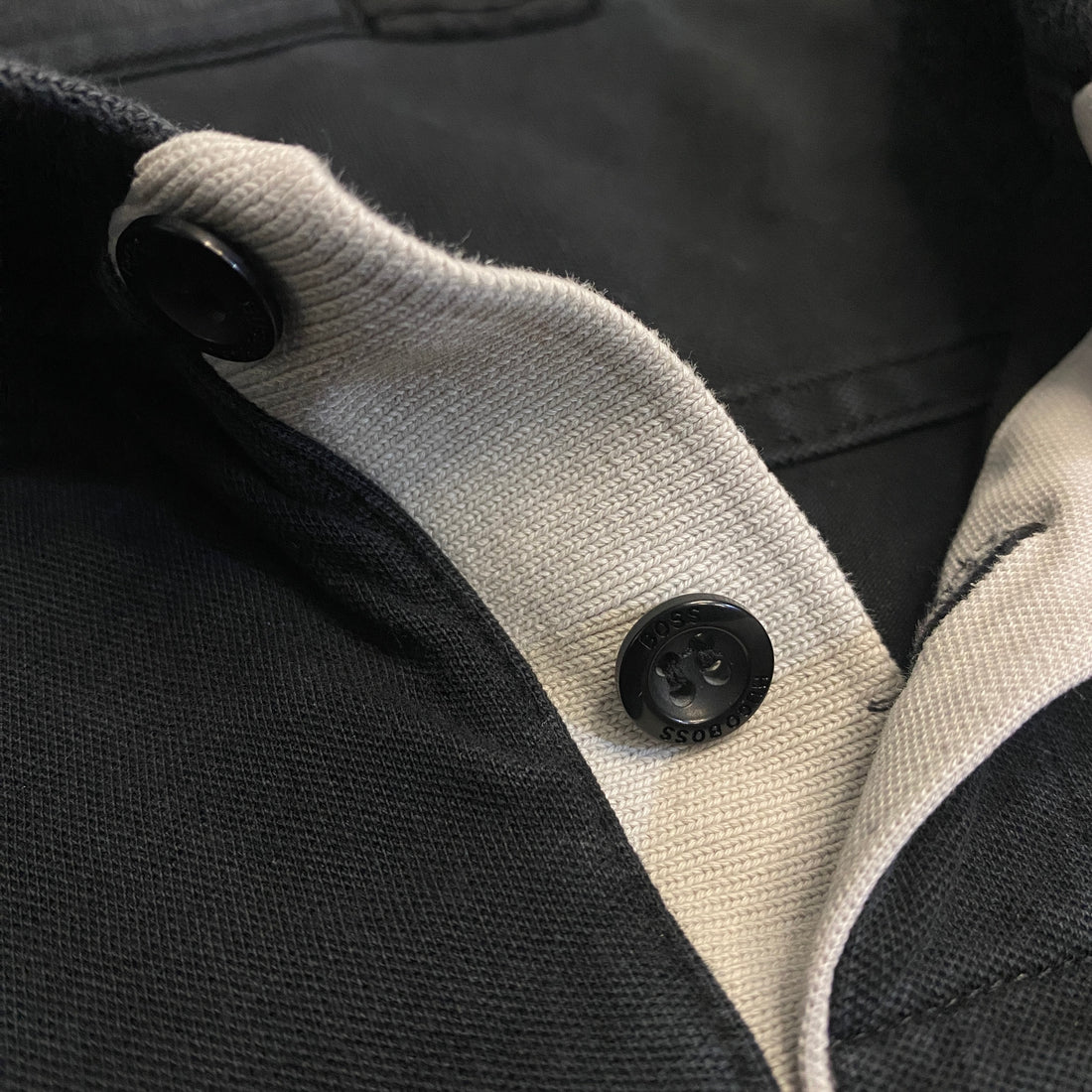 POLO BOSS NEGRO CON RAYAS TALLA L
