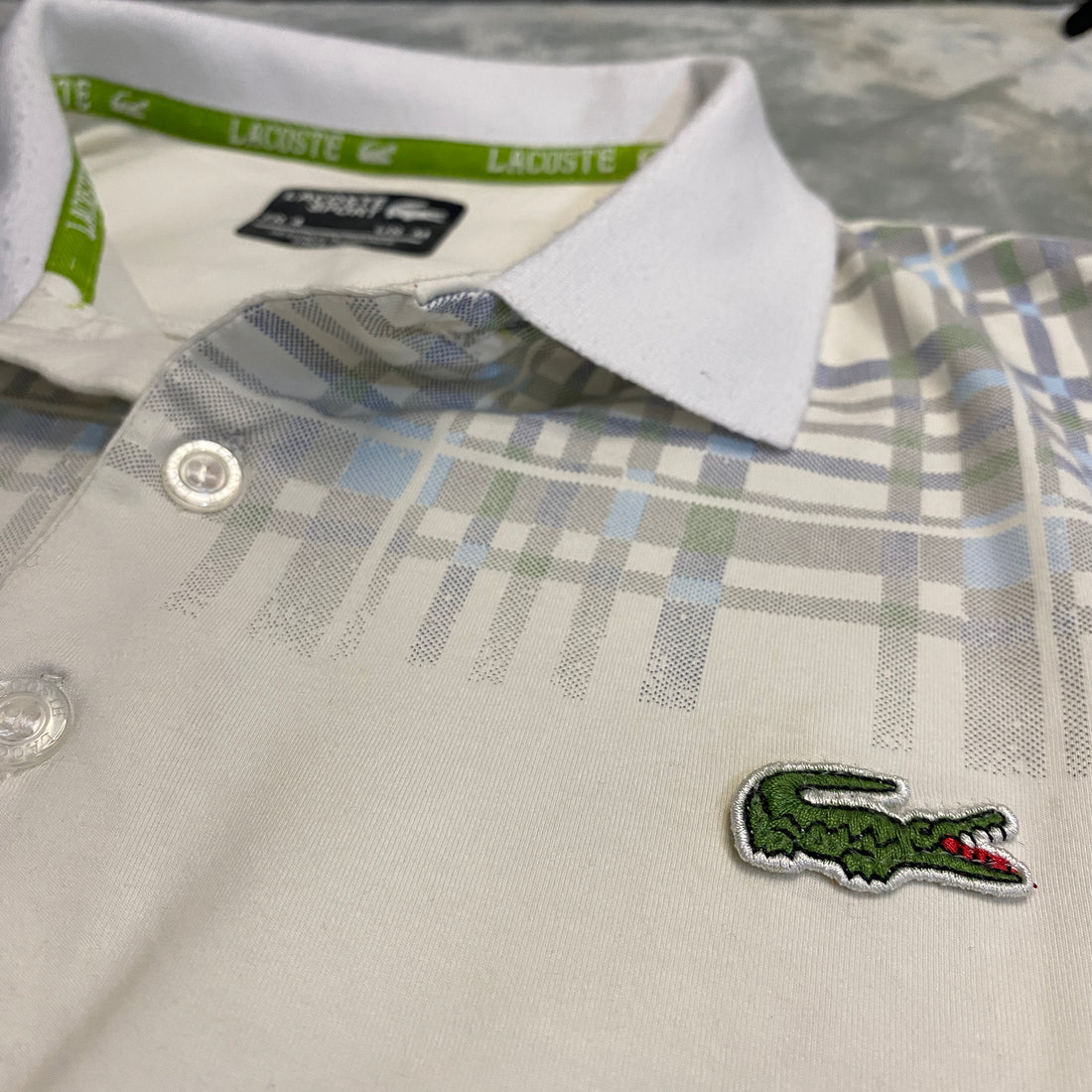 POLO LACOSTE SPORT BLANCO Y VERDE TALLA M