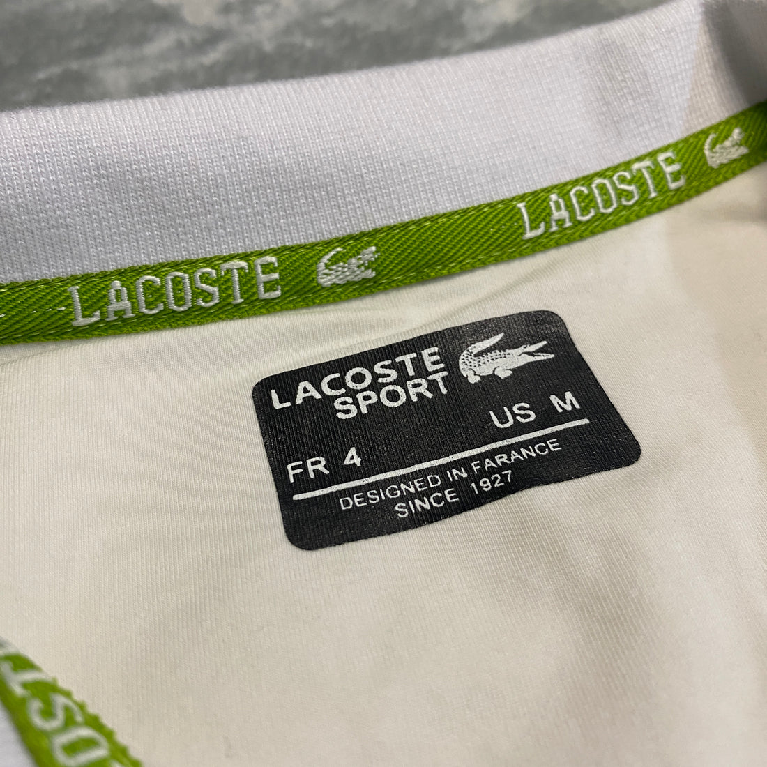 POLO LACOSTE SPORT BLANCO Y VERDE TALLA M