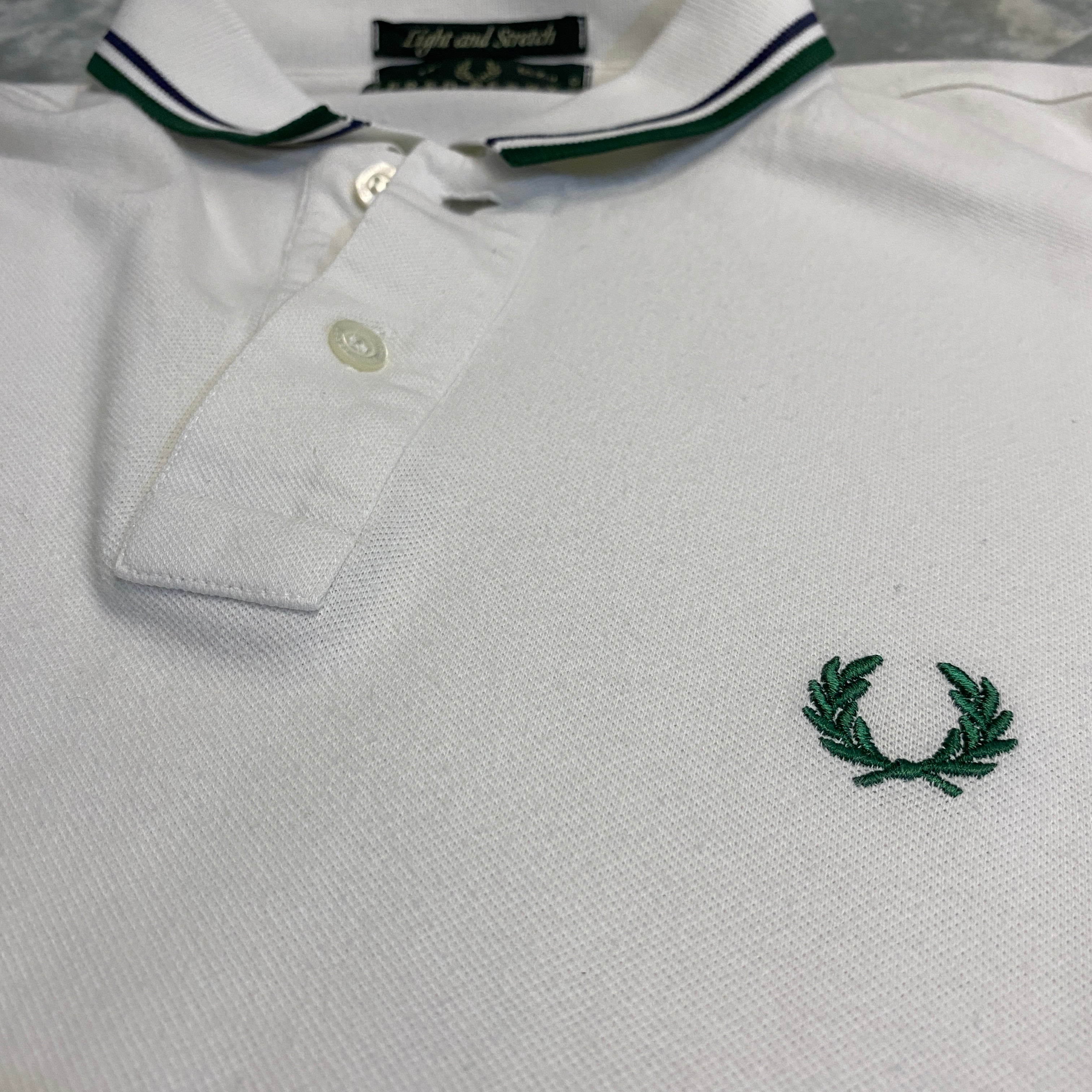 POLO FRED PERRY BLANCO Y VERDE OSCURO TALLA M