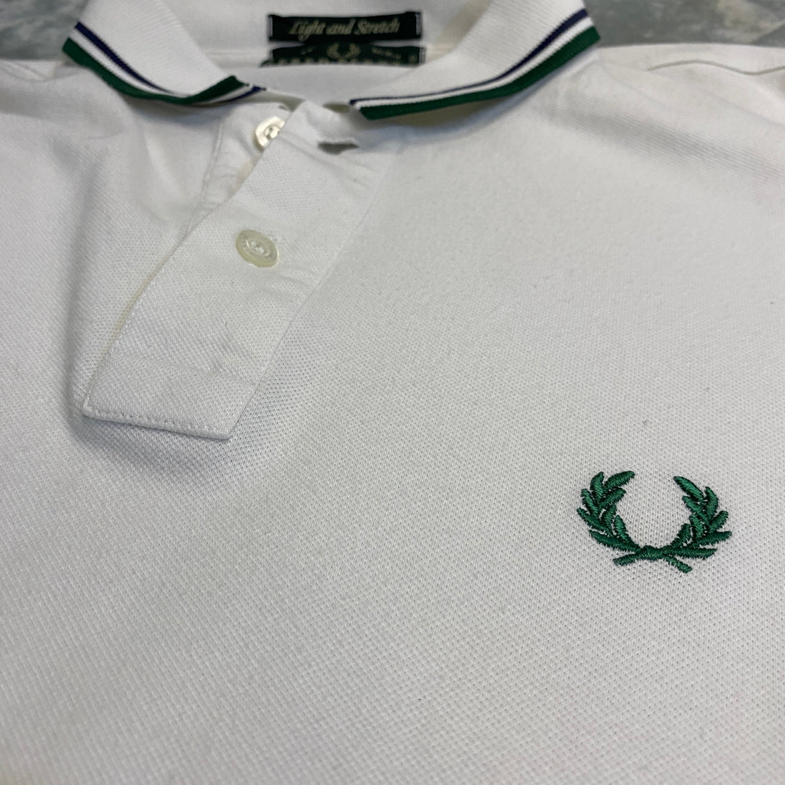 POLO FRED PERRY BLANCO Y VERDE OSCURO TALLA M