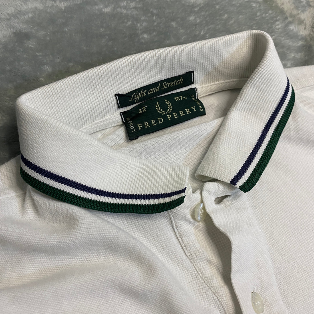 POLO FRED PERRY BLANCO Y VERDE OSCURO TALLA M