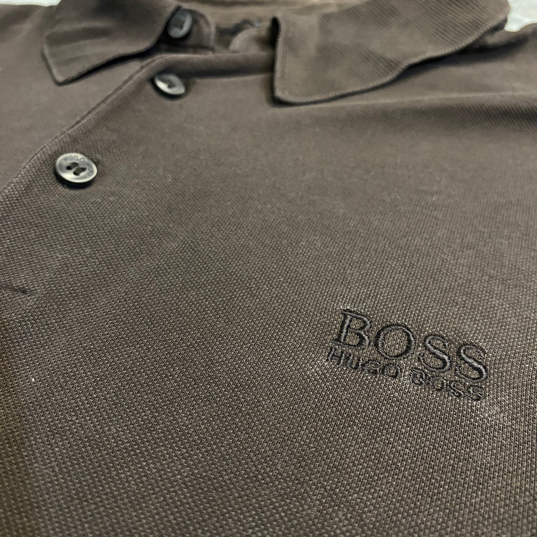 POLO HUGO BOSS MANGA LARGA CAFÉ OSCURO / MARRÓN TALLA M