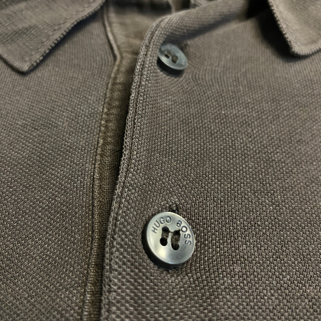 POLO HUGO BOSS MANGA LARGA CAFÉ OSCURO / MARRÓN TALLA M