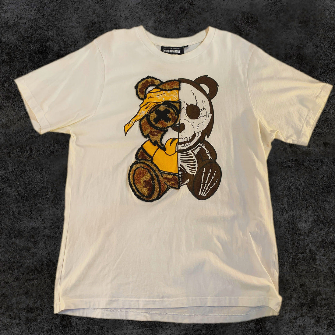 Camiseta Super Massive "Teddy Skull" Parche Chenille Blanca