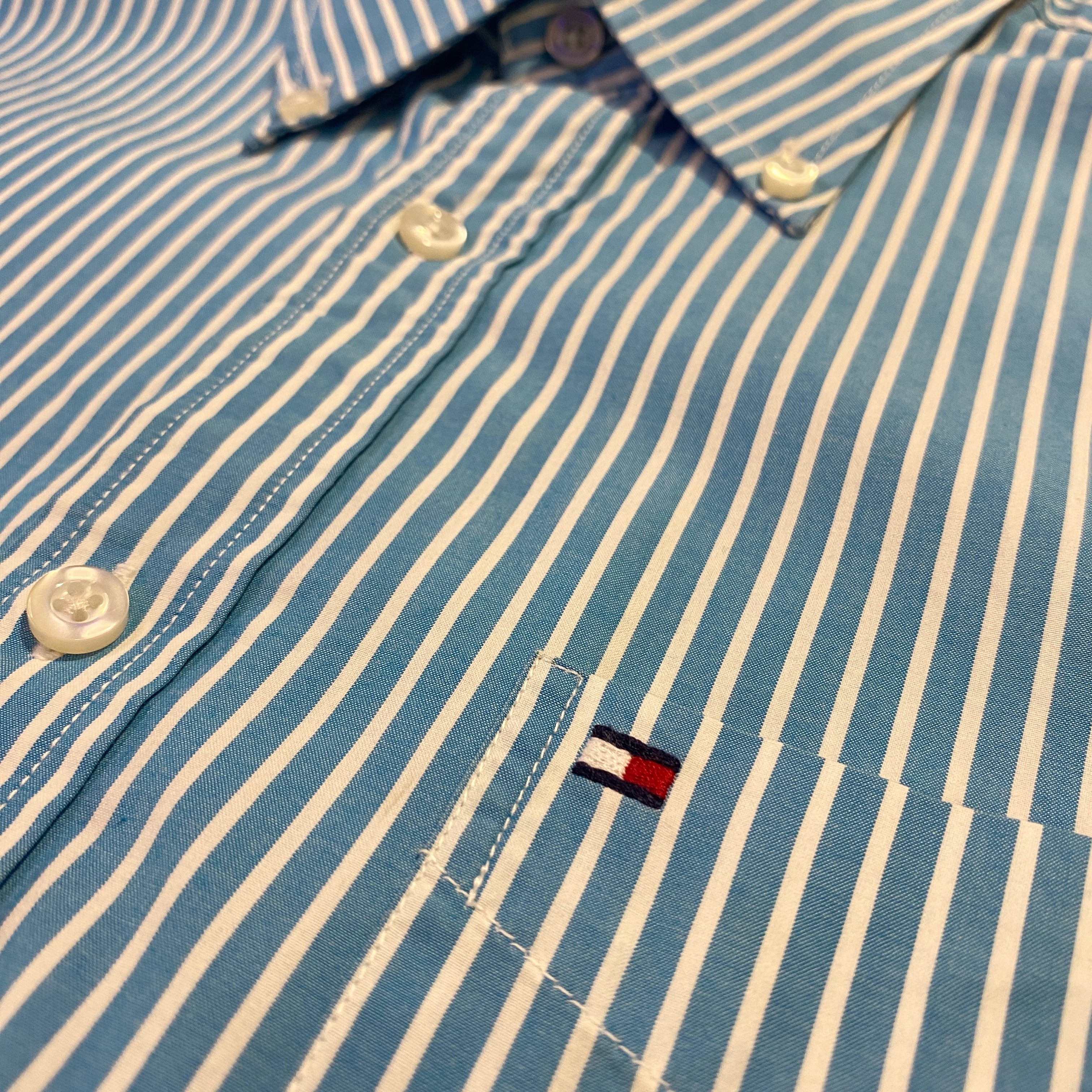 Camisa Tommy Hilfiger rayas azul - detalle