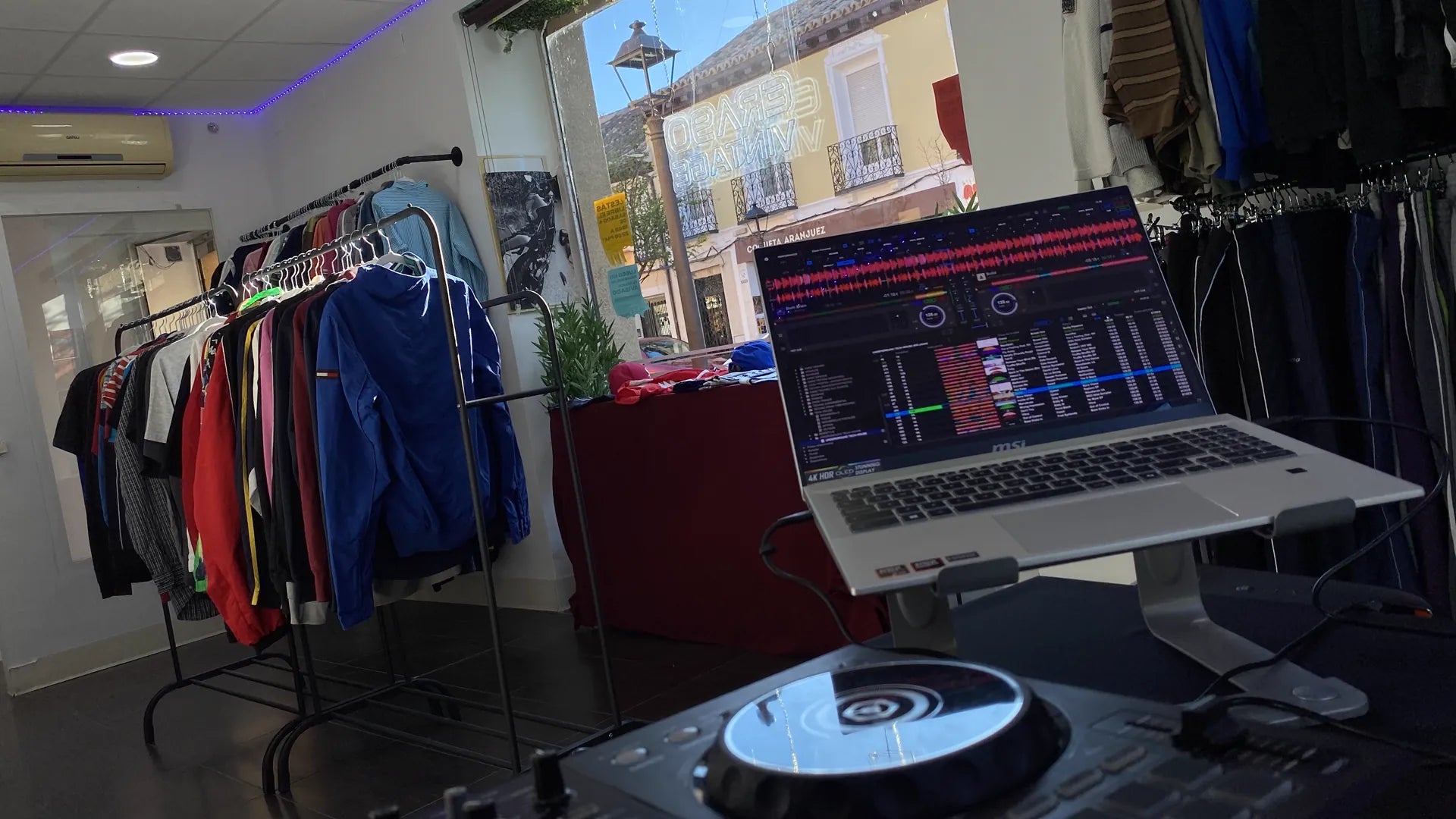 ERA90: sesión de DJ en la tienda con la calle de Aranjuez al fondo