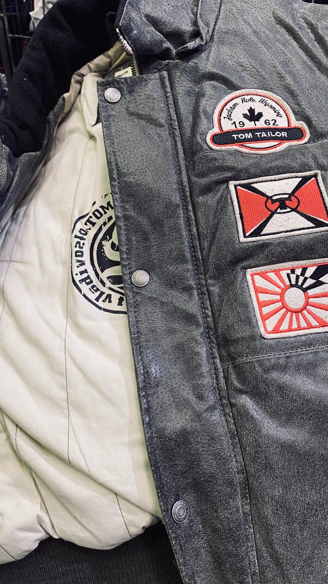 Detalle de chaqueta vintage con parches en ERA90