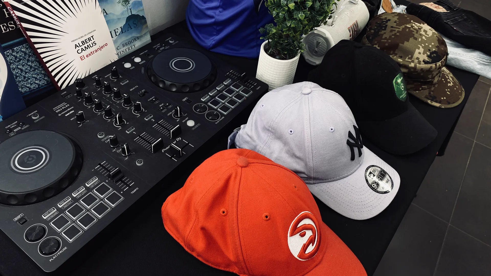 Cultura y estética ERA90: música, libros y gorras vintage