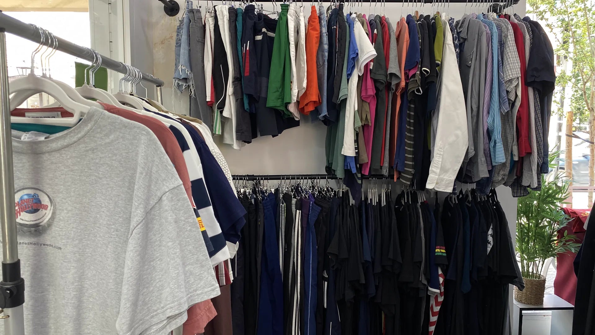 Percheros con polos y camisas vintage en la tienda ERA90 de Aranjuez