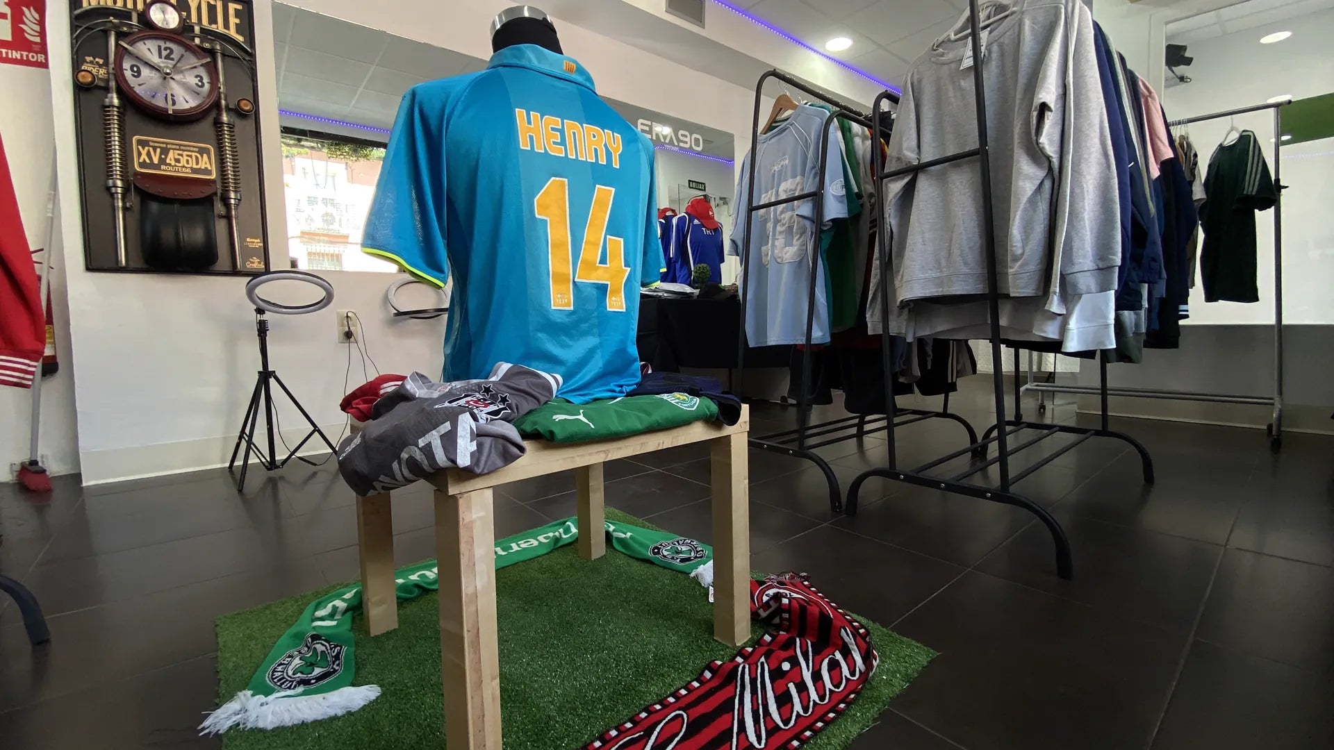 Camiseta de fútbol expuesta en el centro de la tienda