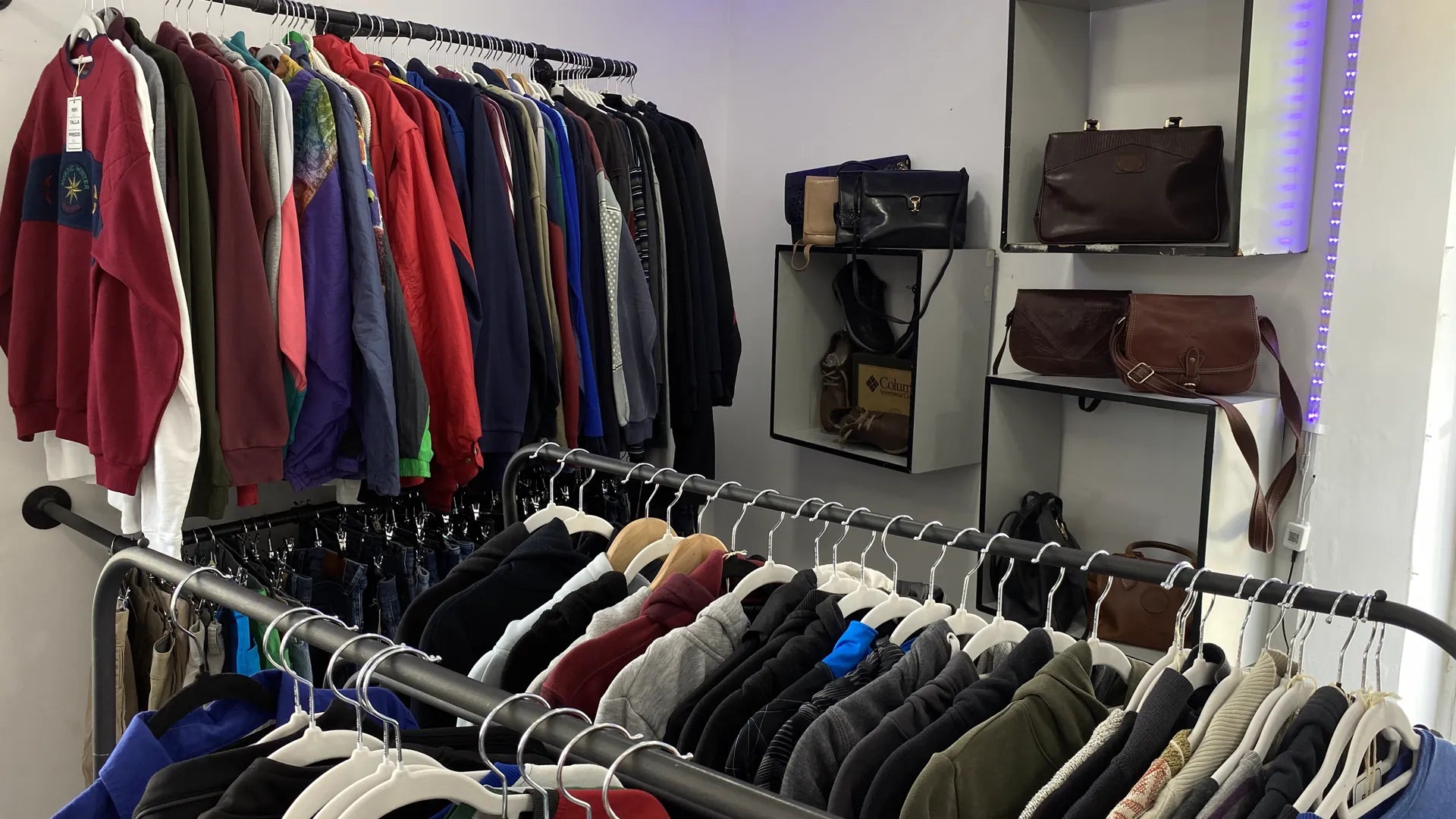 Sudaderas vintage y bolsos de piel en ERA90